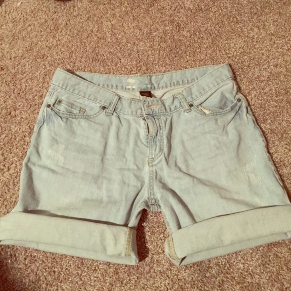 Light‎ wash jean short